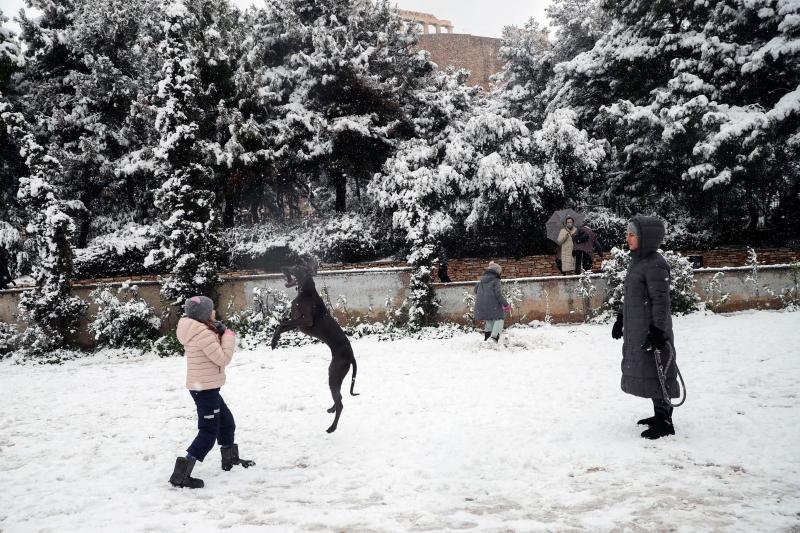 Fotos: La Acrópolis de Atenas, bajo la nieve