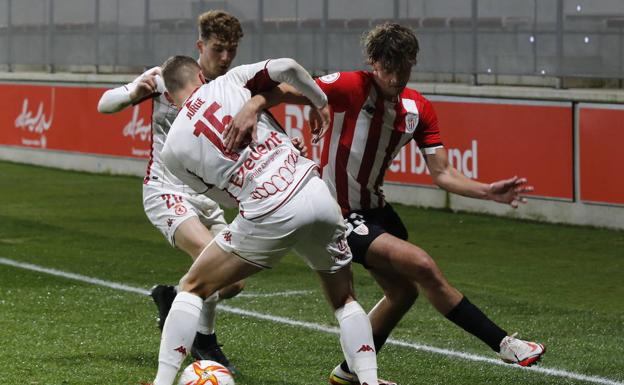 Galería. Jorge Moreno y Álvaro Juan luchan un balón.