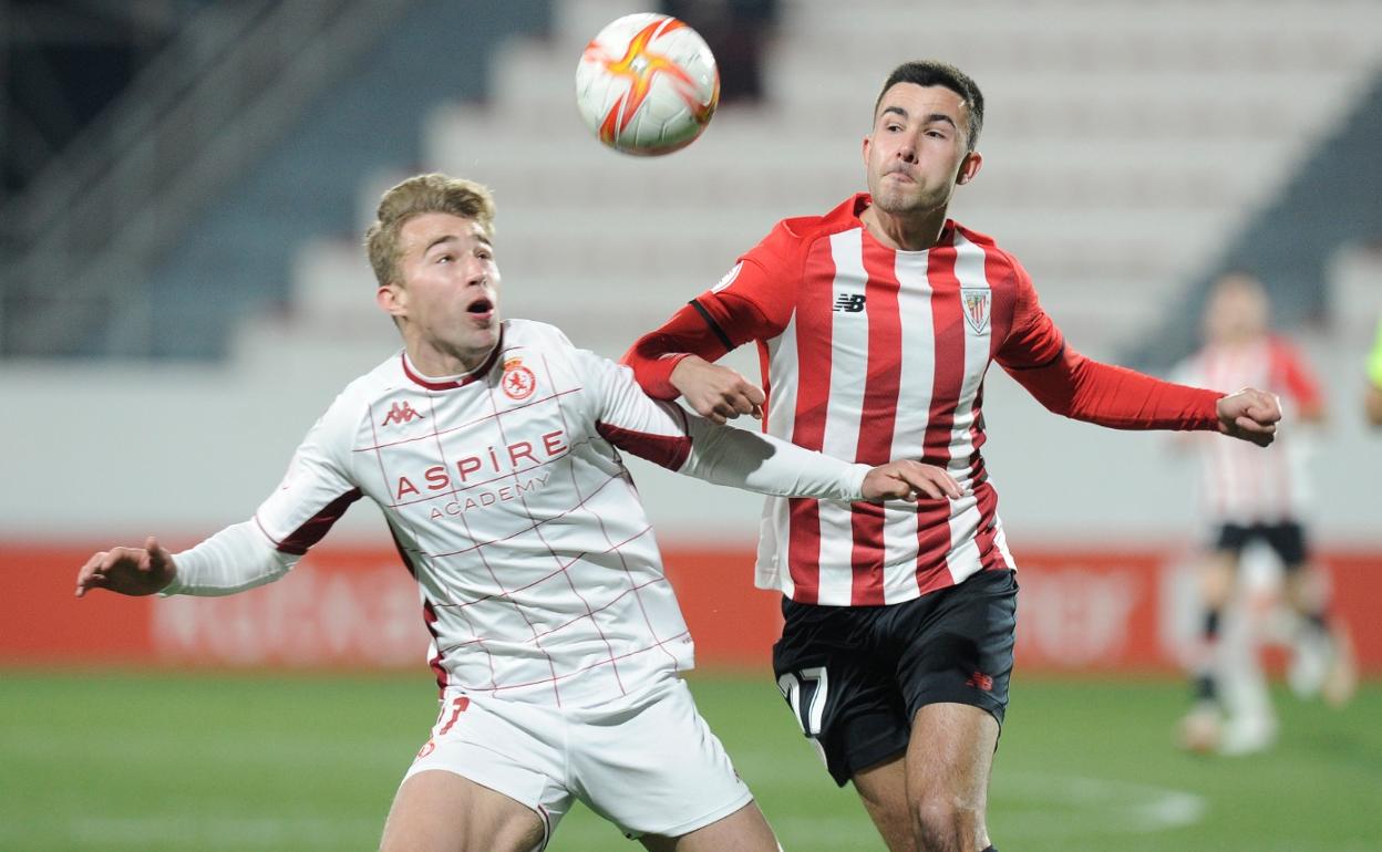 Rodri disputa un balón con Pascual, delantero del Bilbao Athletic.