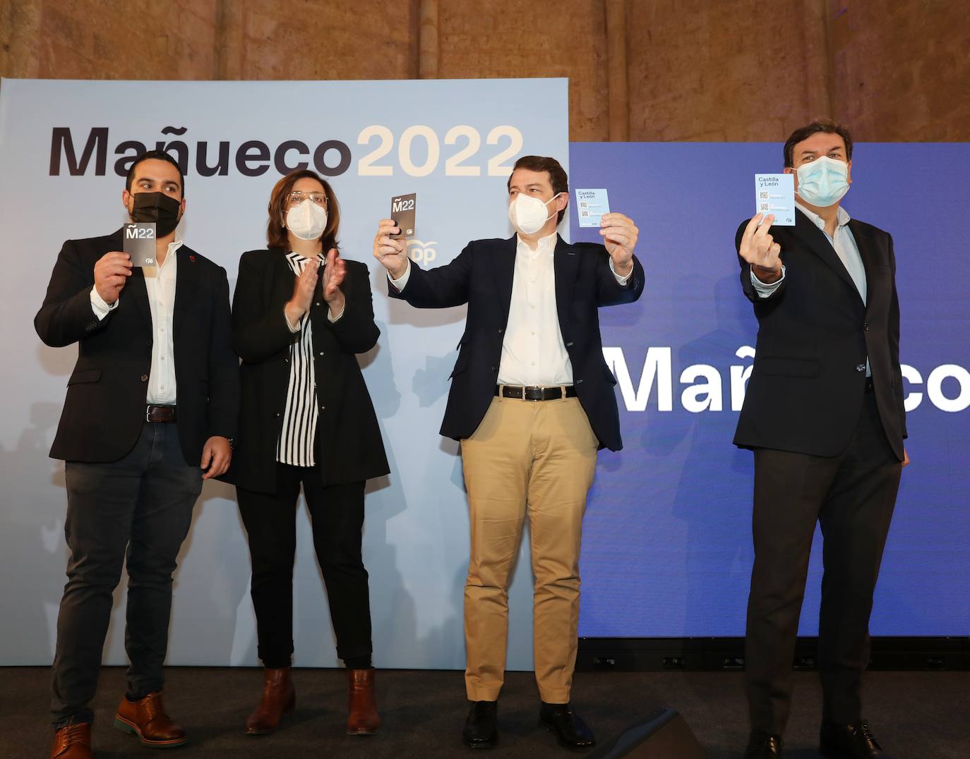 El candidato del Partido Popular de Castilla y León a las elecciones del 13 de febrero, Alfonso Fernández Mañueco(2D), presenta el programa electoral del PPCyL en la localidad palentina de Becerril de Campos; junto a la presidenta provincial del PP, Ángeles Armisén(2I) ; y el coordinador del programa electoral y cabeza de lista por Palencia, Carlos Fernández Carriedo(D)