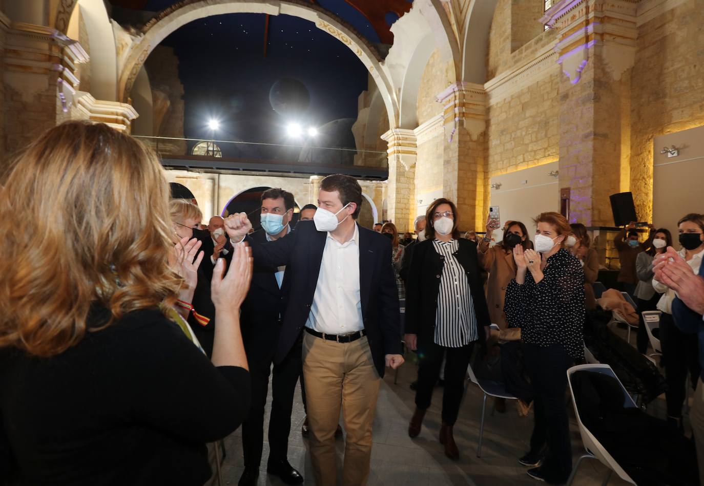 El candidato del Partido Popular de Castilla y León a las elecciones del 13 de febrero, Alfonso Fernández Mañueco(2D), presenta el programa electoral del PPCyL en la localidad palentina de Becerril de Campos; junto a la presidenta provincial del PP, Ángeles Armisén(2I) ; y el coordinador del programa electoral y cabeza de lista por Palencia, Carlos Fernández Carriedo(D)