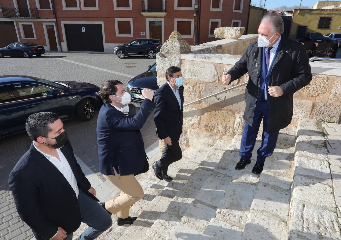 El candidato del Partido Popular de Castilla y León a las elecciones del 13 de febrero, Alfonso Fernández Mañueco(2D), presenta el programa electoral del PPCyL en la localidad palentina de Becerril de Campos; junto a la presidenta provincial del PP, Ángeles Armisén(2I) ; y el coordinador del programa electoral y cabeza de lista por Palencia, Carlos Fernández Carriedo(D)