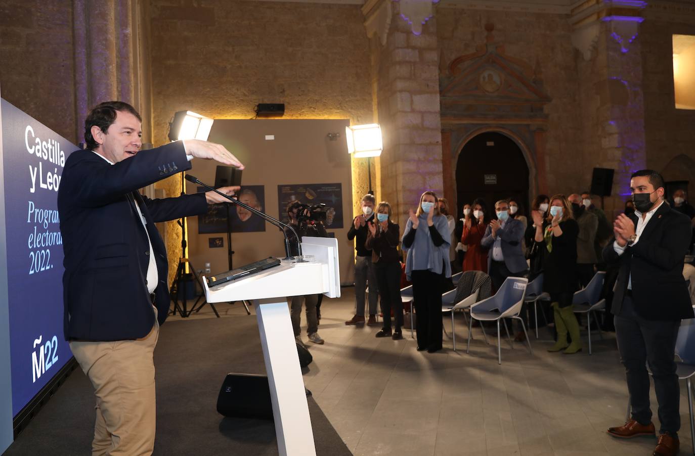 El candidato del Partido Popular de Castilla y León a las elecciones del 13 de febrero, Alfonso Fernández Mañueco(2D), presenta el programa electoral del PPCyL en la localidad palentina de Becerril de Campos; junto a la presidenta provincial del PP, Ángeles Armisén(2I) ; y el coordinador del programa electoral y cabeza de lista por Palencia, Carlos Fernández Carriedo(D)