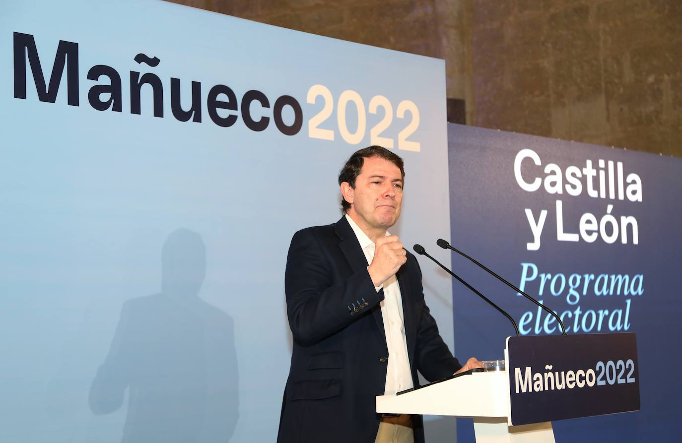 El candidato del Partido Popular de Castilla y León a las elecciones del 13 de febrero, Alfonso Fernández Mañueco(2D), presenta el programa electoral del PPCyL en la localidad palentina de Becerril de Campos; junto a la presidenta provincial del PP, Ángeles Armisén(2I) ; y el coordinador del programa electoral y cabeza de lista por Palencia, Carlos Fernández Carriedo(D)