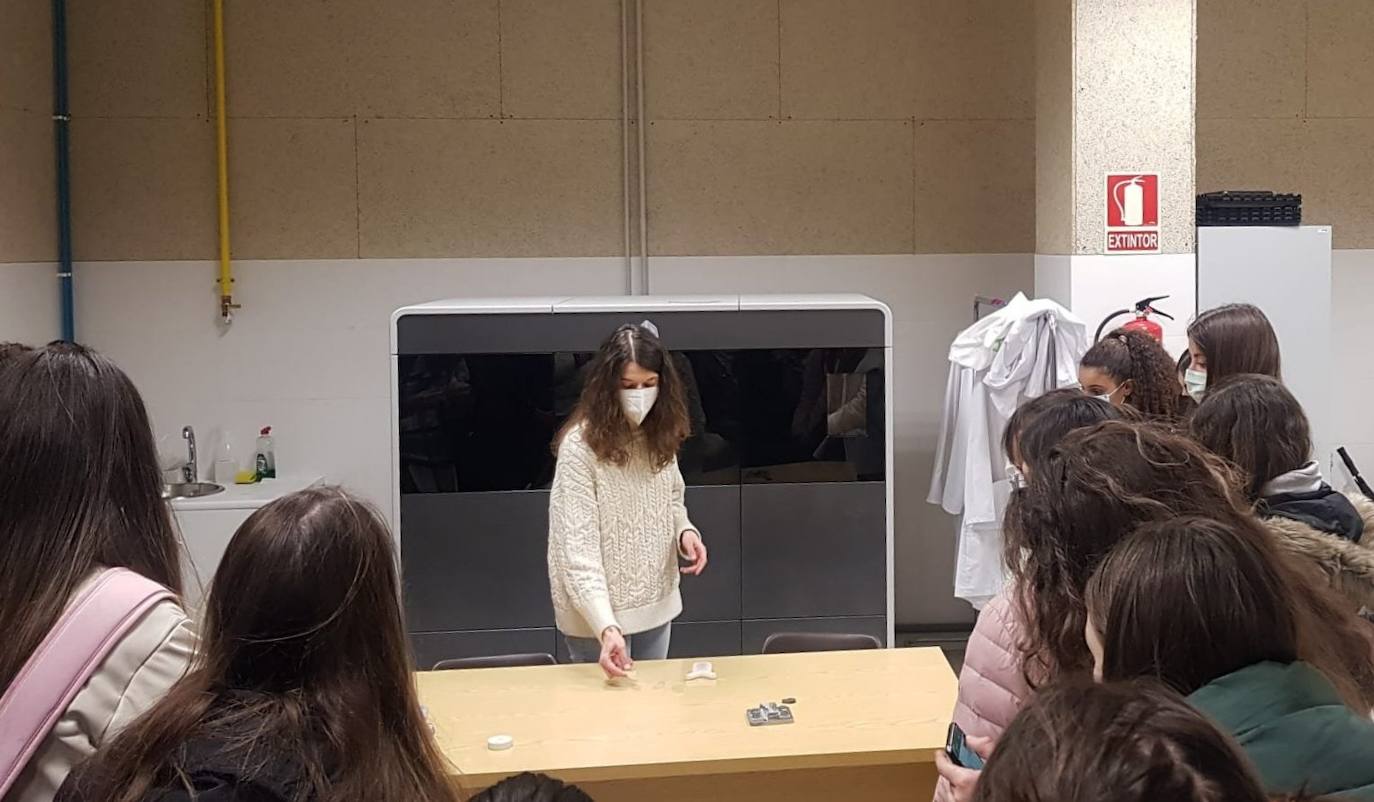 La Escuela de Ingenierías Industrial, Informática y Aeroespacial acogió el pasado viernes una reunión informativa sobre los estudios de ingeniería que imparte la ULE que fue complementada con visitas presenciales a distintos laboratorios.