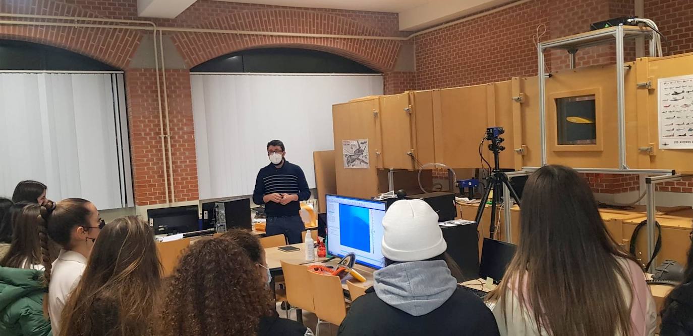 La Escuela de Ingenierías Industrial, Informática y Aeroespacial acogió el pasado viernes una reunión informativa sobre los estudios de ingeniería que imparte la ULE que fue complementada con visitas presenciales a distintos laboratorios.