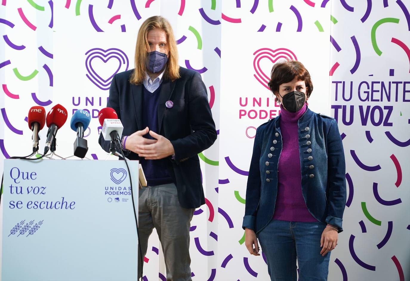 Pablo Fernández, coordinador autonómico de Podemos Castilla y León, y María Sánchez, número dos de Unidas Podemos por Valladolid, presentan el lema de campaña de cara a los próximos comicios autonómicos del 13 de febrero.