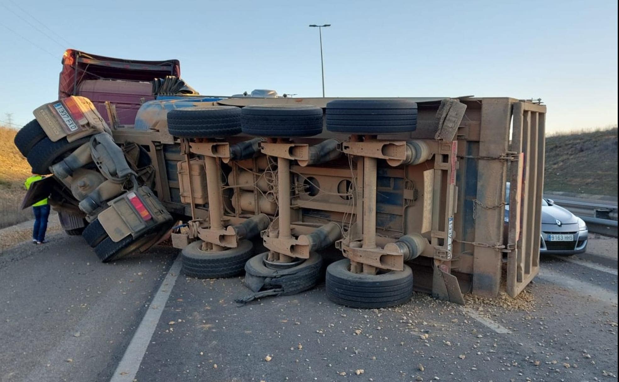 Imagen del espectacular vuelco del camión. El reventón de una de las ruedas provocó el accidente en el acceso a León capital. 