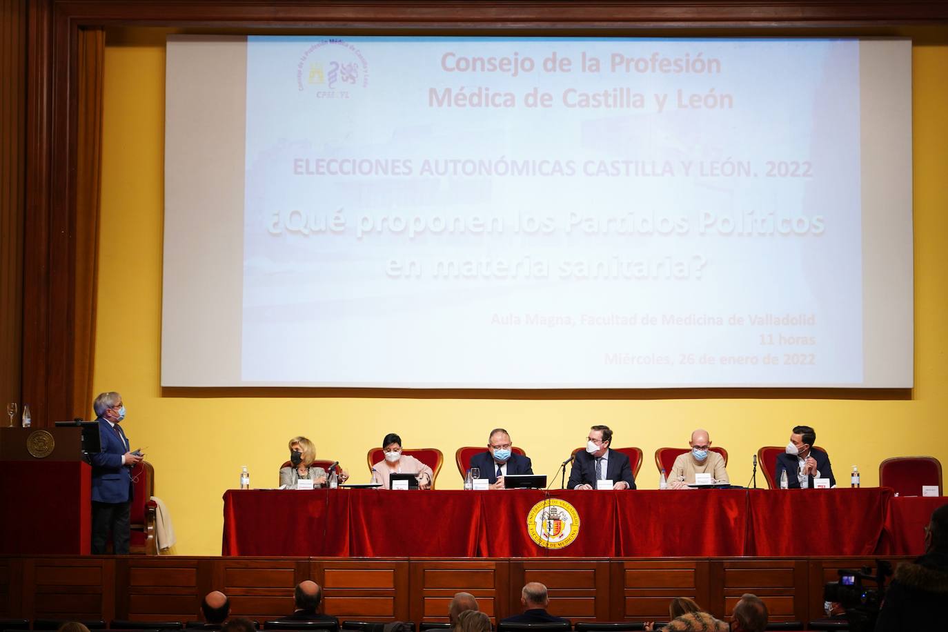 El presidente del Consejo, José Luis Díaz Villarig, junto al consejero de Sanidad Alejandro Vázquez en una jornada sobre las propuestas de los partidos políticos en materia sanitaria de cara a las elecciones autonómicas.