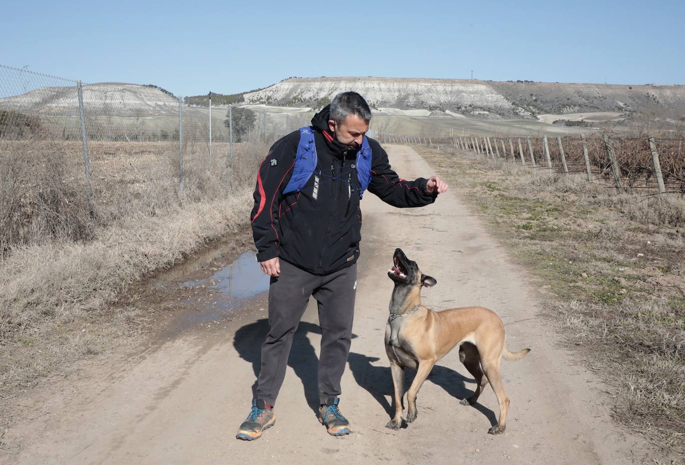 De Posada de Valdeón a Traspinedo: David y Luna, su pastor belga, se unen a la búsqueda. El leonés David González y su perra Luna colaboran voluntariamente en las labores de búsqueda de Esther López gracias al potente adiestramiento del can. 