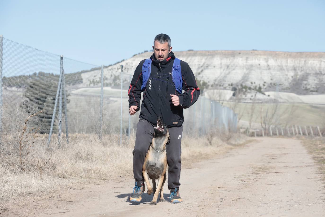 De Posada de Valdeón a Traspinedo: David y Luna, su pastor belga, se unen a la búsqueda. El leonés David González y su perra Luna colaboran voluntariamente en las labores de búsqueda de Esther López gracias al potente adiestramiento del can. 