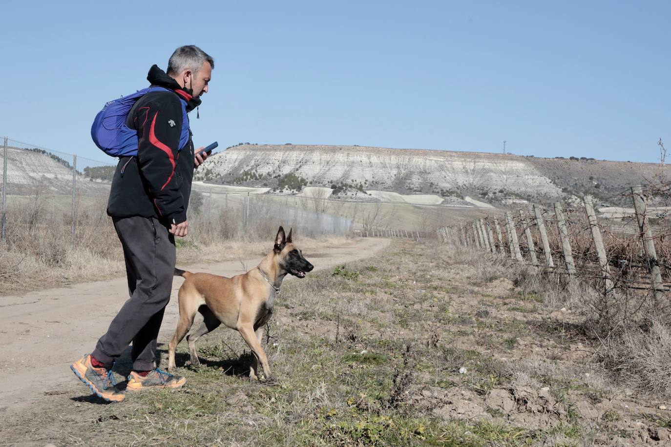 De Posada de Valdeón a Traspinedo: David y Luna, su pastor belga, se unen a la búsqueda. El leonés David González y su perra Luna colaboran voluntariamente en las labores de búsqueda de Esther López gracias al potente adiestramiento del can. 