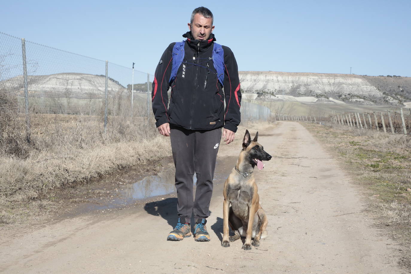 De Posada de Valdeón a Traspinedo: David y Luna, su pastor belga, se unen a la búsqueda. El leonés David González y su perra Luna colaboran voluntariamente en las labores de búsqueda de Esther López gracias al potente adiestramiento del can. 