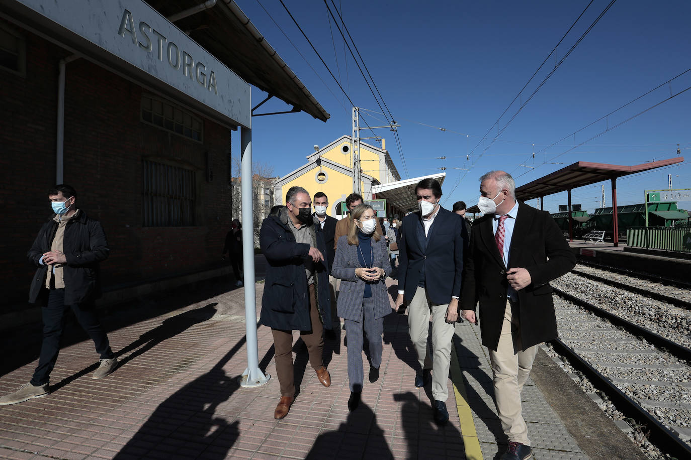 La exministra popular se cita con empresarios y acude a la estación de ferrocarril para denunciar el abandono de la administración central.