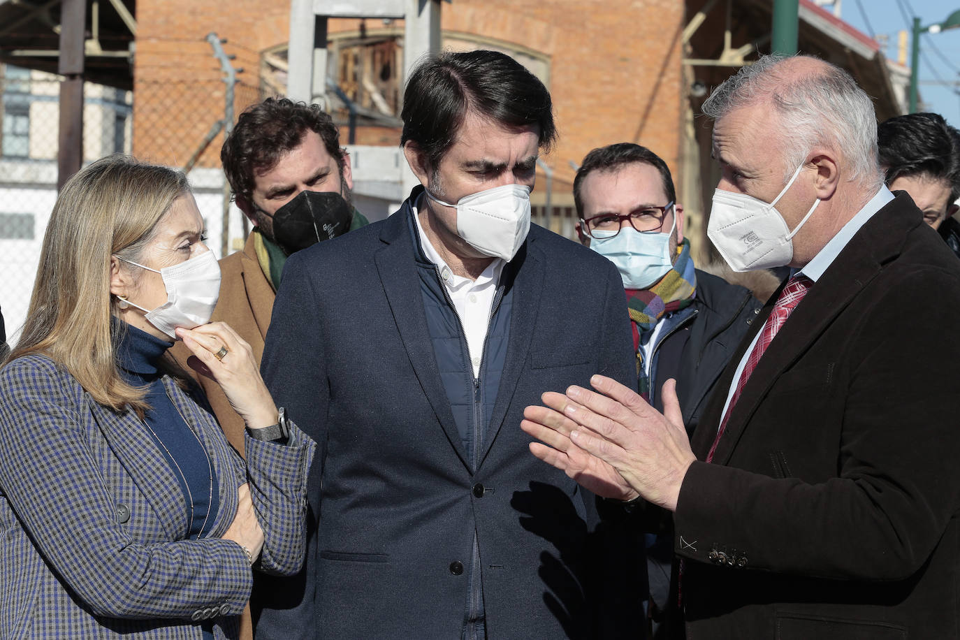 La exministra popular se cita con empresarios y acude a la estación de ferrocarril para denunciar el abandono de la administración central.