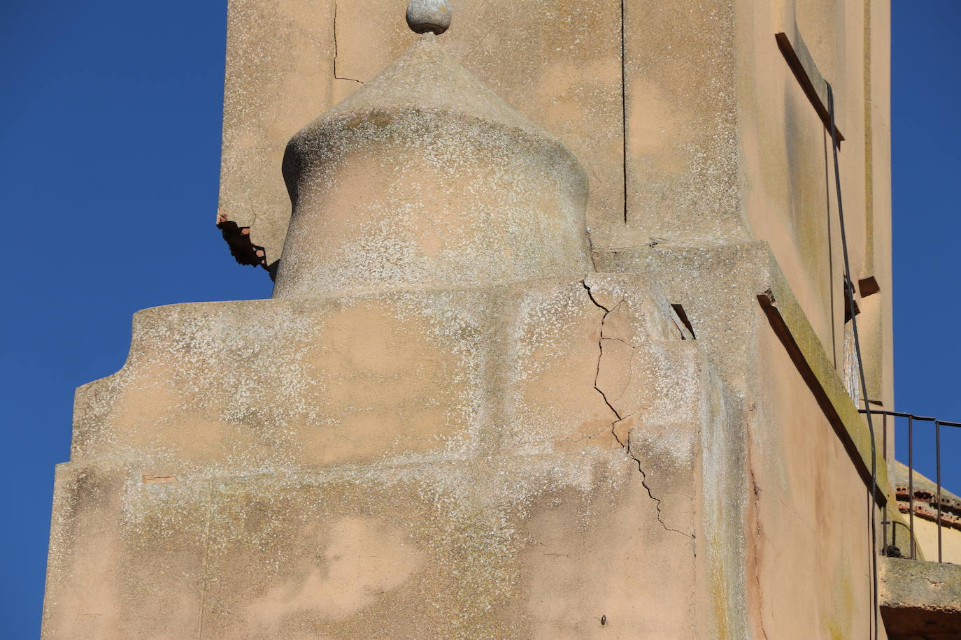 Los desprendimientos y las grietas apuntan a un colapso inminente de la torre del inmueble.