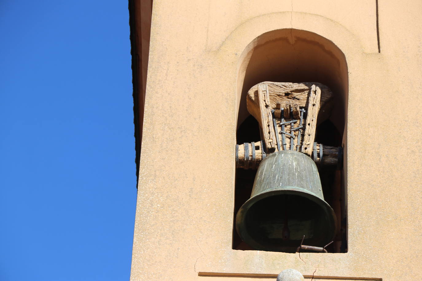 Los desprendimientos y las grietas apuntan a un colapso inminente de la torre del inmueble.