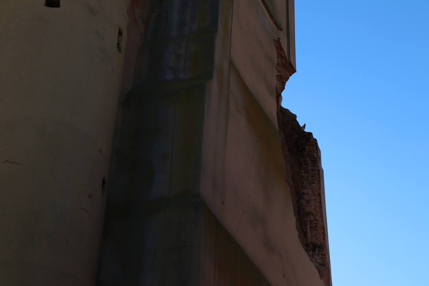 Los desprendimientos y las grietas apuntan a un colapso inminente de la torre del inmueble.