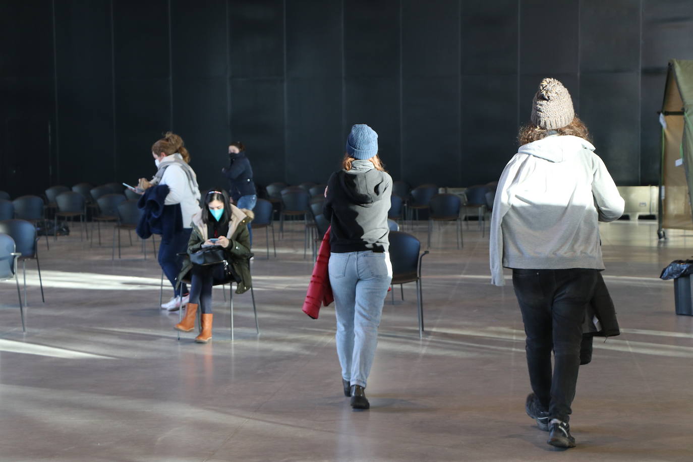 El Palacio de Exposiciones apenas registra jóvenes en sus primeras olas al unirse una de las generaciones más afectadas por los contagios en verano y en la última ola.