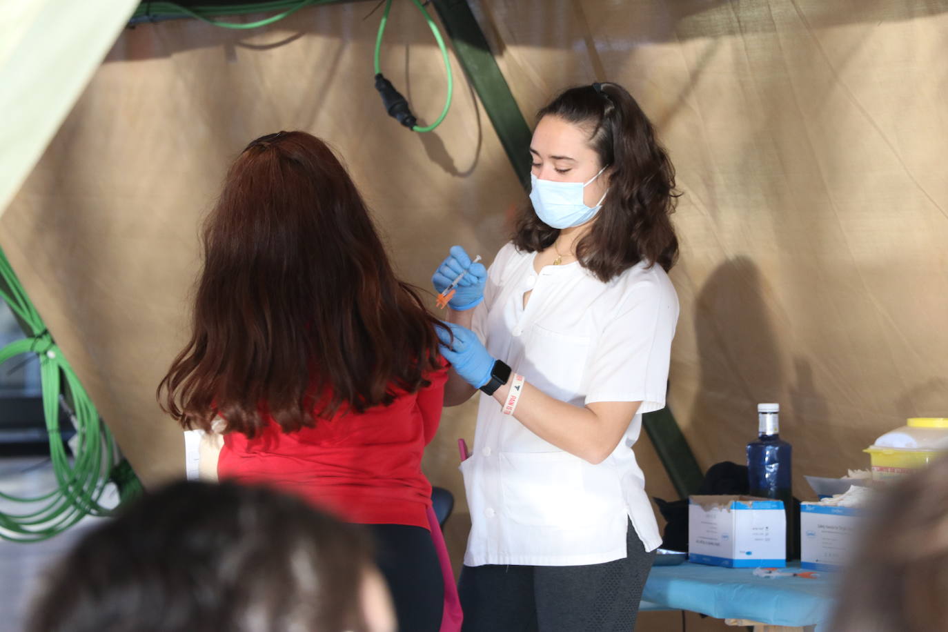 El Palacio de Exposiciones apenas registra jóvenes en sus primeras olas al unirse una de las generaciones más afectadas por los contagios en verano y en la última ola.