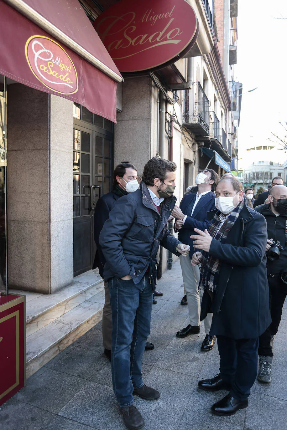 El candidato del Partido Popular a la Presidencia de la Junta de Castilla y León, Alfonso Fernández Mañueco, pidió este jueves junto al presidente nacional del partido, Pablo Casado, que «se concentre el voto en el Partido Popular» para «pararle los pies a Pedro Sánchez y evitar la plaga del 'sanchismo'», así como para obtener una «mayoría suficiente» que permita un Gobierno en solitario y que «evite reuniones de despacho que puedan quitar el Gobierno que necesita la tierra».