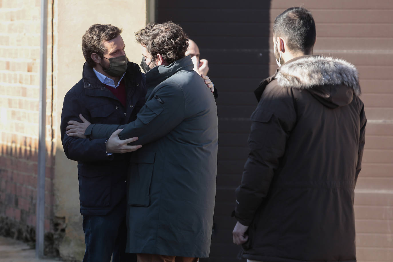 El presidente del Partido Popular, Pablo Casado, visita una quesería en Matadeón de los Oteros y recorre las calles de la localidad.