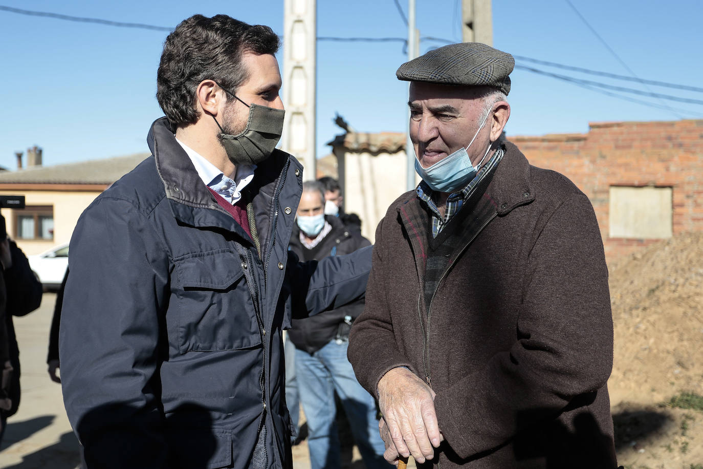 El presidente del Partido Popular, Pablo Casado, visita una quesería en Matadeón de los Oteros y recorre las calles de la localidad.