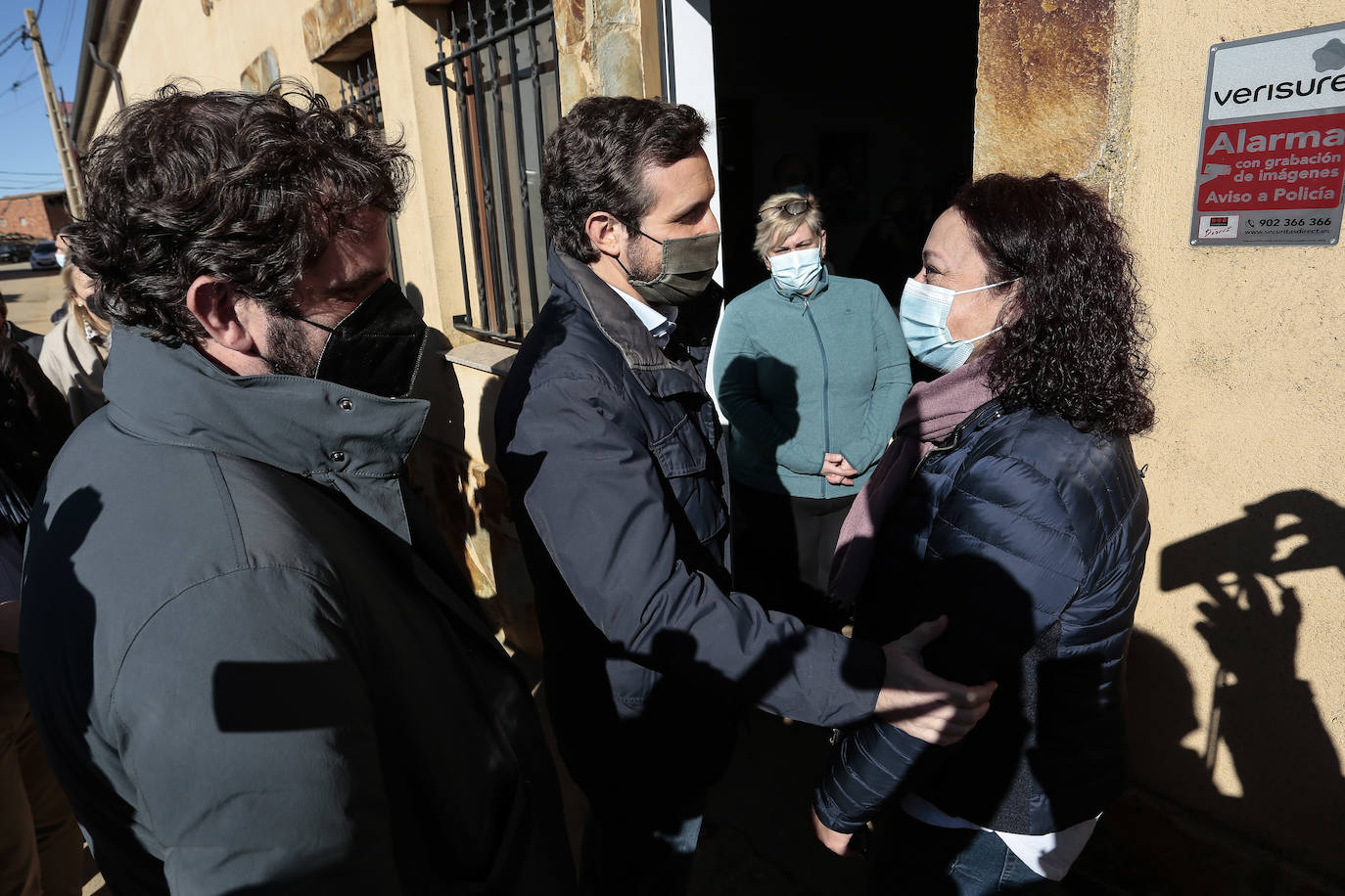 El presidente del Partido Popular, Pablo Casado, visita una quesería en Matadeón de los Oteros y recorre las calles de la localidad.
