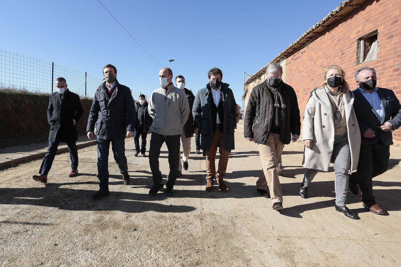 El presidente del Partido Popular, Pablo Casado, visita una quesería en Matadeón de los Oteros y recorre las calles de la localidad.