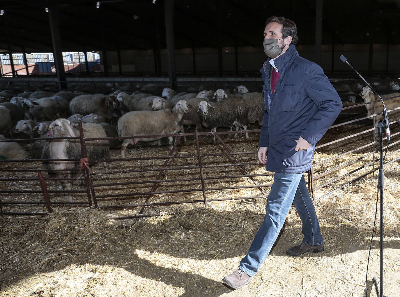 El presidente del Partido Popular, Pablo Casado, visita una quesería en Matadeón de los Oteros y recorre las calles de la localidad.