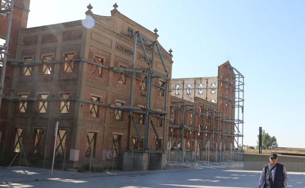 Galería. El edificio de la azucarera Santa Elvira cuenta con diferentes elementos singulares, entre ellos algunos grafitis que dan origen historias como la de afrodita.