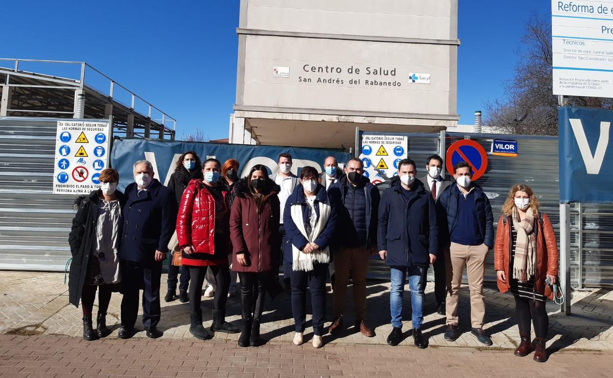 Visita de la candidatura socialista al centro de salud de Pinilla, para el que se reclama un nuevo edificio.