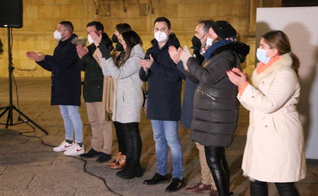 Imagen. Pegada de carteles del PSOE en León. 