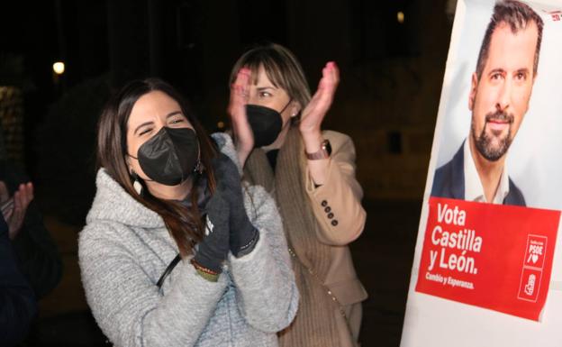 Nuria Rubio inicia la campaña electoral en León con la pegada de carteles, 