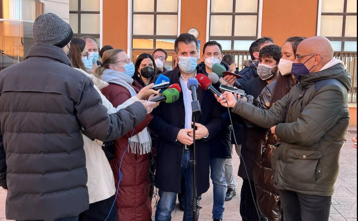 Luis Tudanca visita Villaquilambre para abordar los problemas sanitarios del municipio.