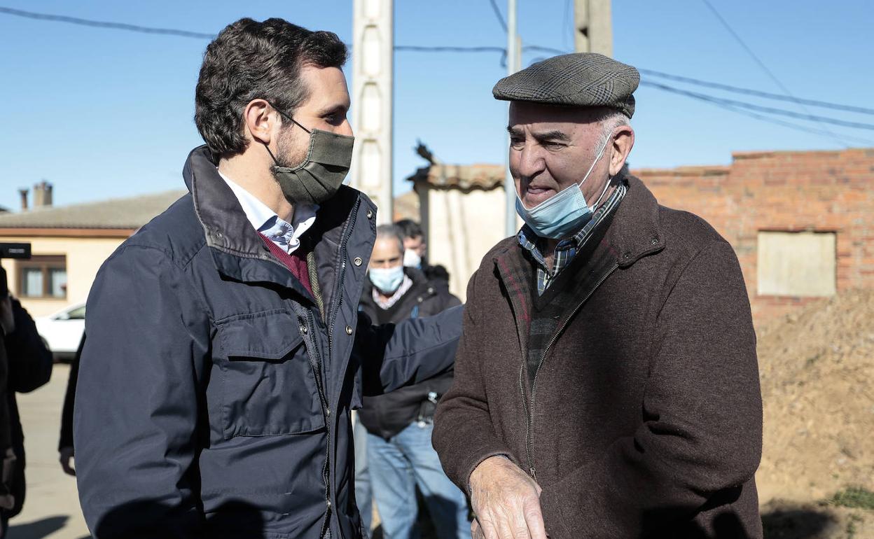 Pablo Casado durante su visita a una quesería de la provincia de León y al pueblo de Matadeón de los Oteros.