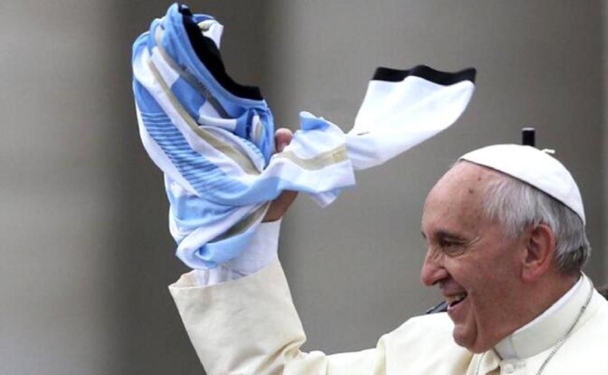 El papa Francisco, con la camiseta de Argentina, durante una recepción oficial. 