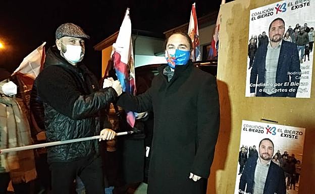 Galería. Los bercianistas arrancaron la campaña ante el consultorio cerrado de San Andrés de Montejos, «ejemplo del Bierzo abandonado».