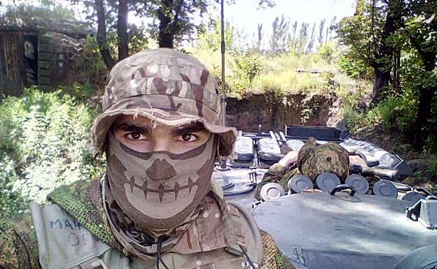 Imagen principal - Ahmmad y Antón son dos de los veteranos. Junto a ellos, una reunión de los veteranos.