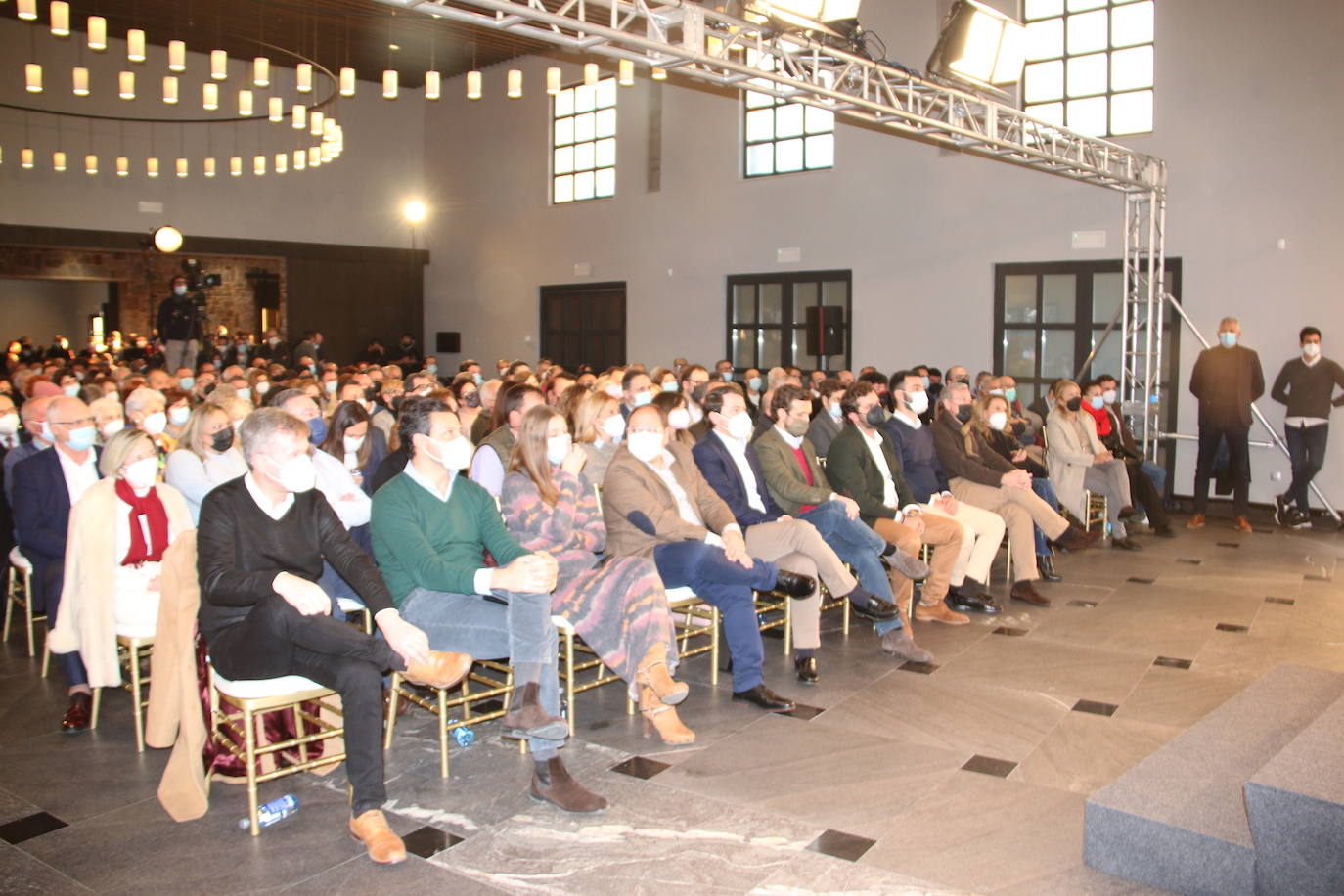 El candidato del Partido Popular a la Presidencia de la Junta de Castilla y León, Alfonso Fernández Mañueco, pidió este jueves junto al presidente nacional del partido, Pablo Casado, que «se concentre el voto en el Partido Popular» para «pararle los pies a Pedro Sánchez y evitar la plaga del 'sanchismo'», así como para obtener una «mayoría suficiente» que permita un Gobierno en solitario y que «evite reuniones de despacho que puedan quitar el Gobierno que necesita la tierra».