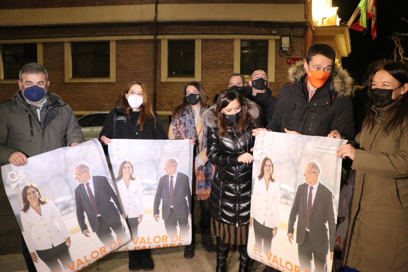 La formación naranja da el pistoletazo de salida a la carrera hacia la presidencia de la Junta con la pegada de carteles a medianoche en León.