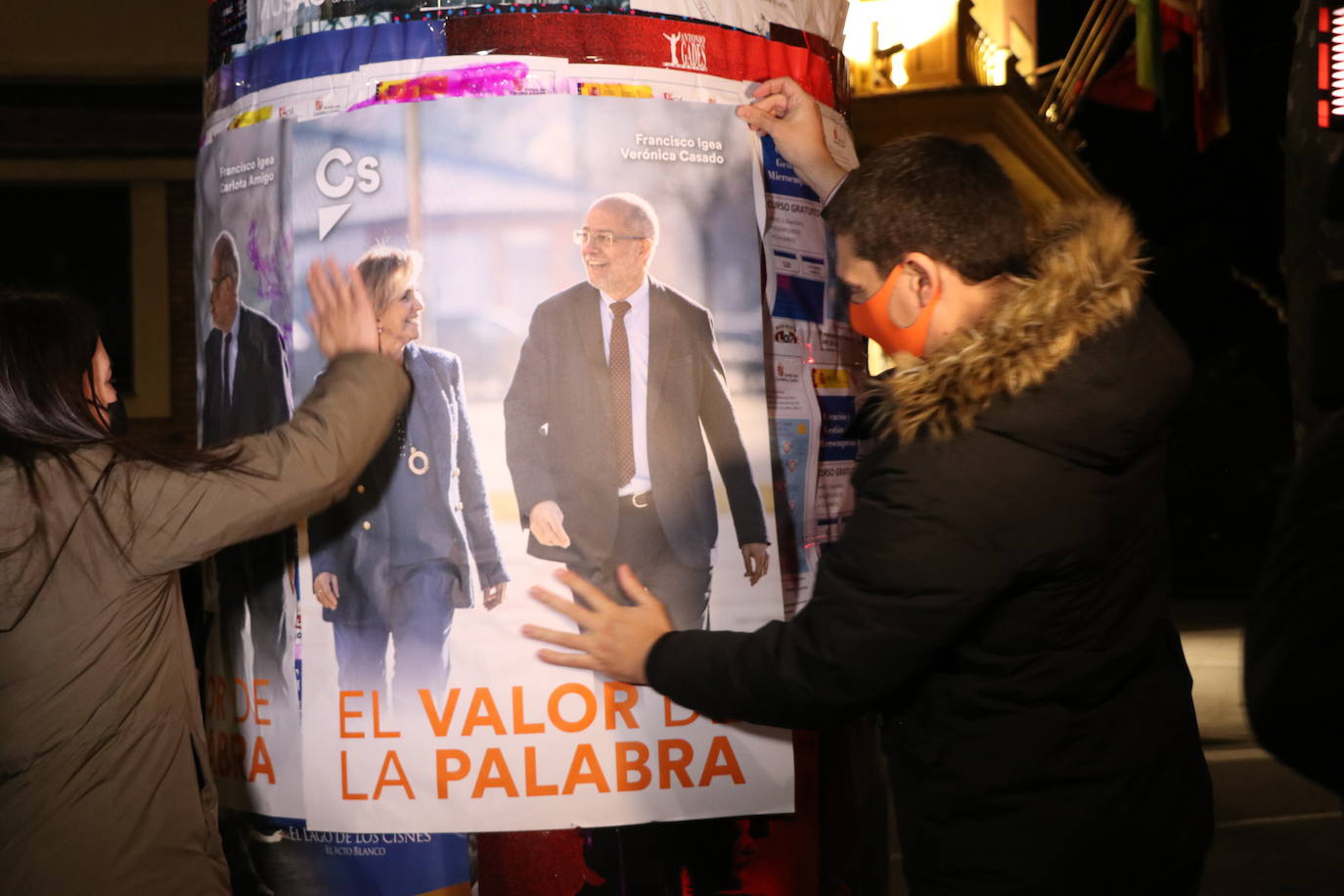 La formación naranja da el pistoletazo de salida a la carrera hacia la presidencia de la Junta con la pegada de carteles a medianoche en León.