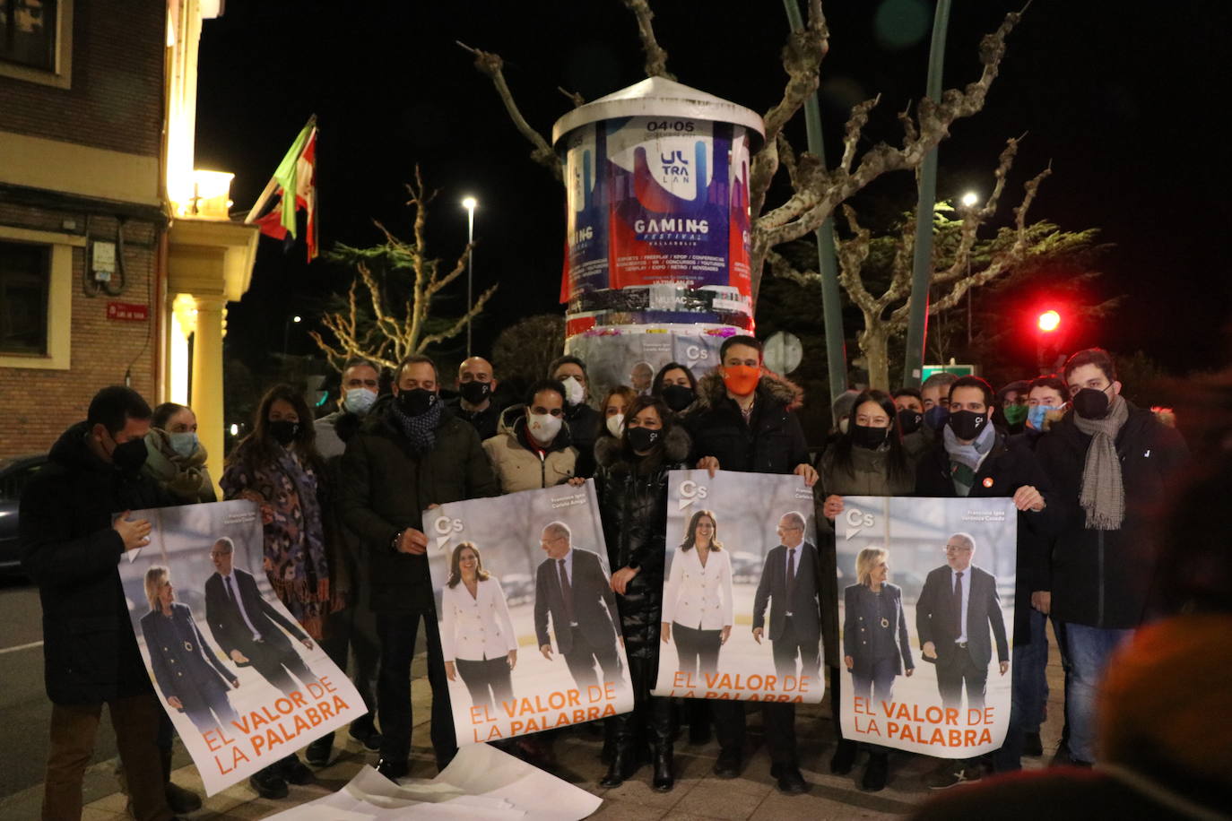 La formación naranja da el pistoletazo de salida a la carrera hacia la presidencia de la Junta con la pegada de carteles a medianoche en León.