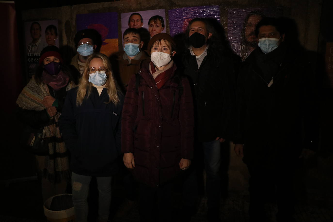 La formación morada da inicio a la campaña electoral con la tradicional pegada de carteles por las calles de León.