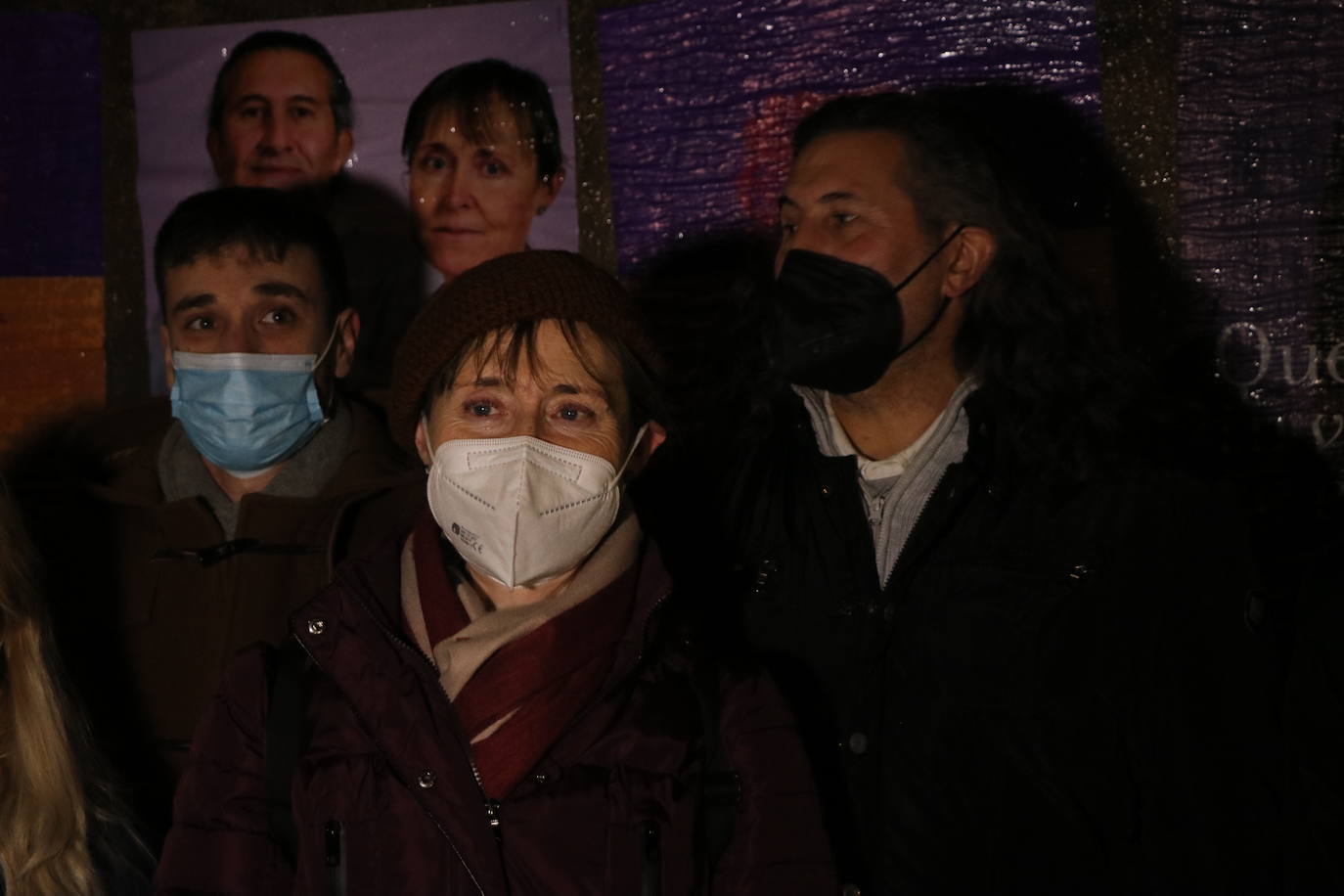 La formación morada da inicio a la campaña electoral con la tradicional pegada de carteles por las calles de León.