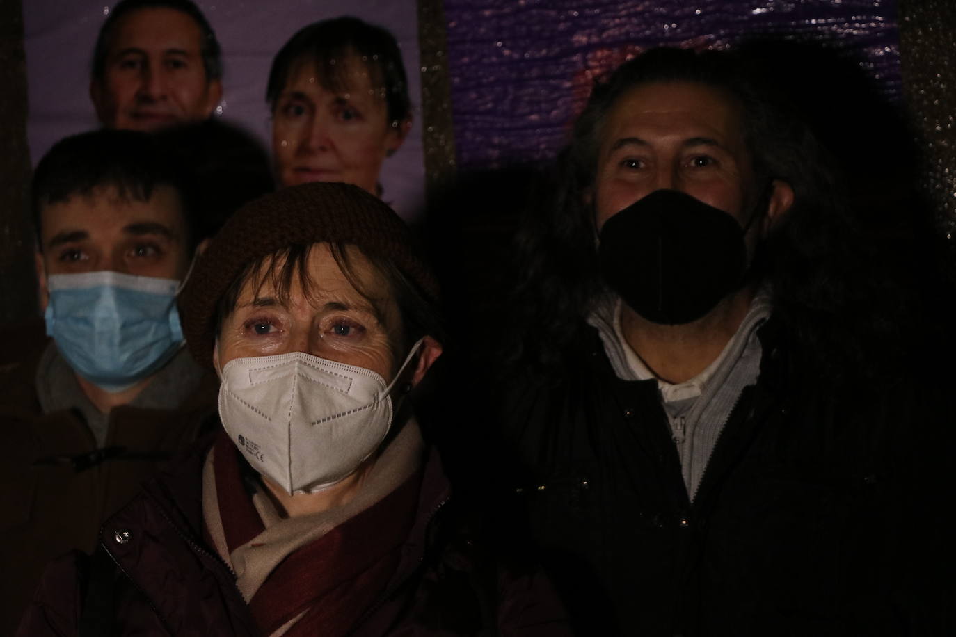 La formación morada da inicio a la campaña electoral con la tradicional pegada de carteles por las calles de León.