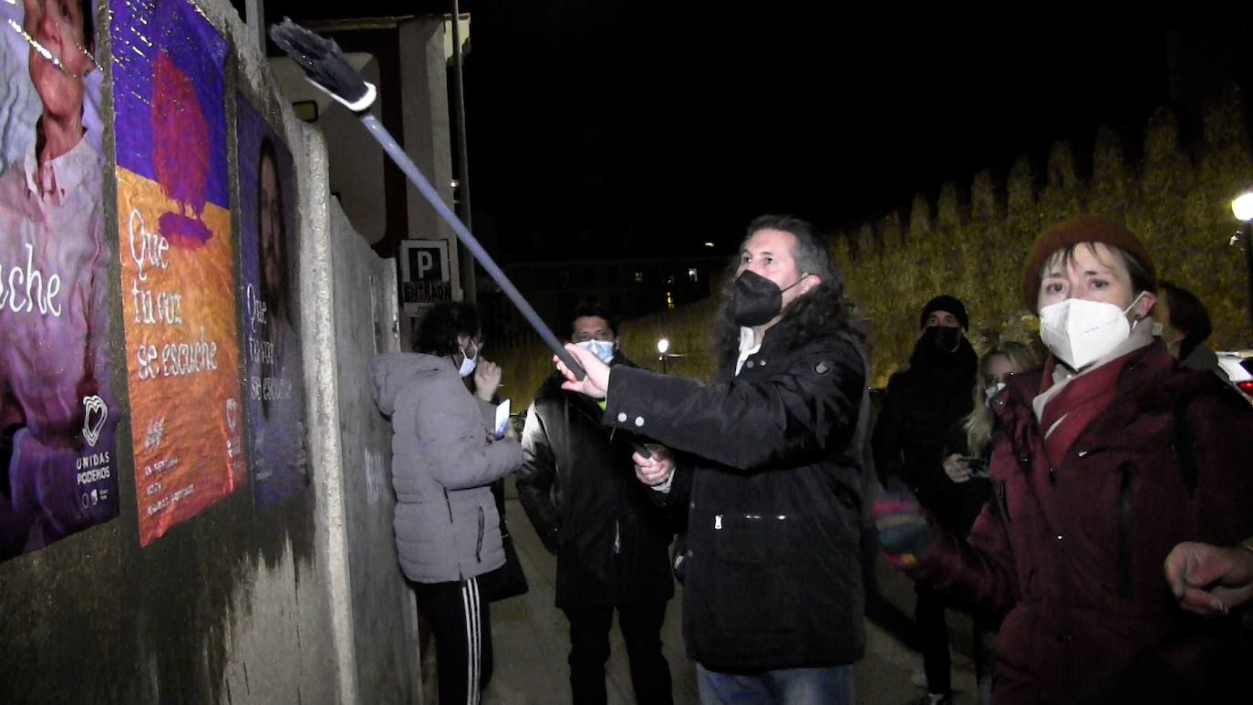 La formación morada da inicio a la campaña electoral con la tradicional pegada de carteles por las calles de León.