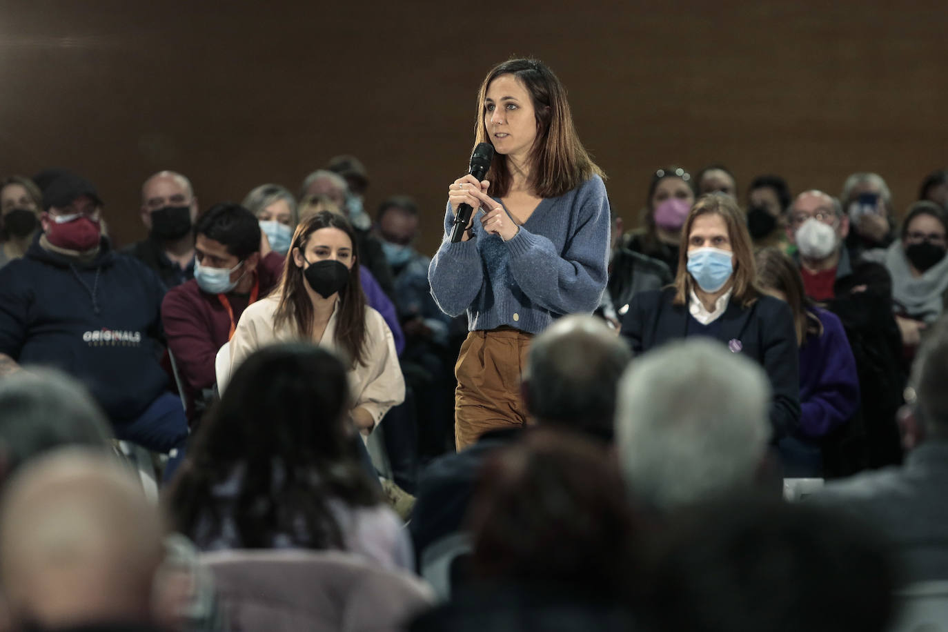 Las minsitras arropan a Pablo Fernández en el priemr acto de campaña hacia las elecciones del 13-F.