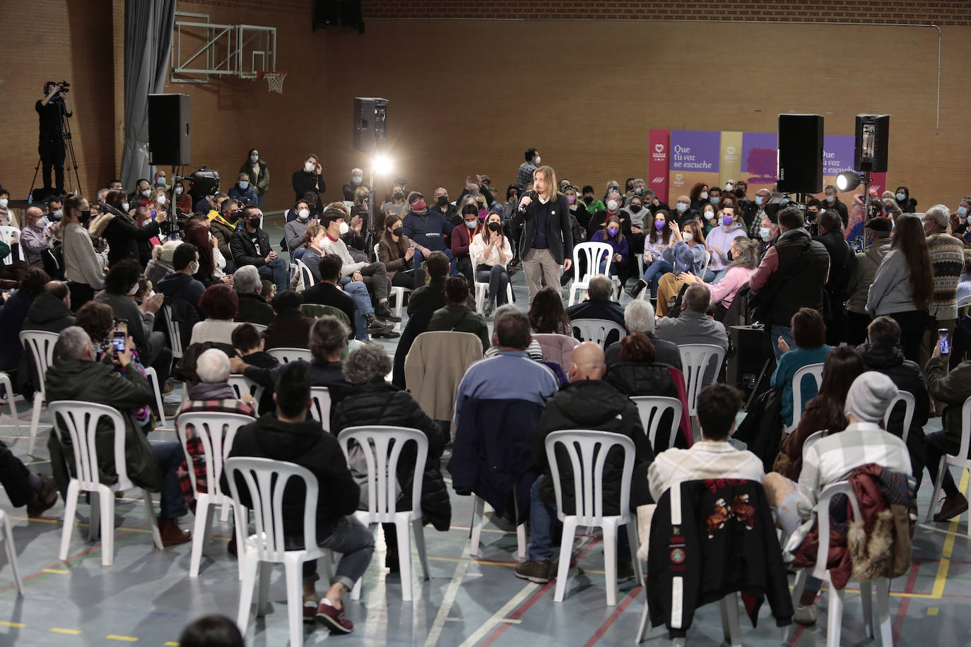 Las minsitras arropan a Pablo Fernández en el priemr acto de campaña hacia las elecciones del 13-F.