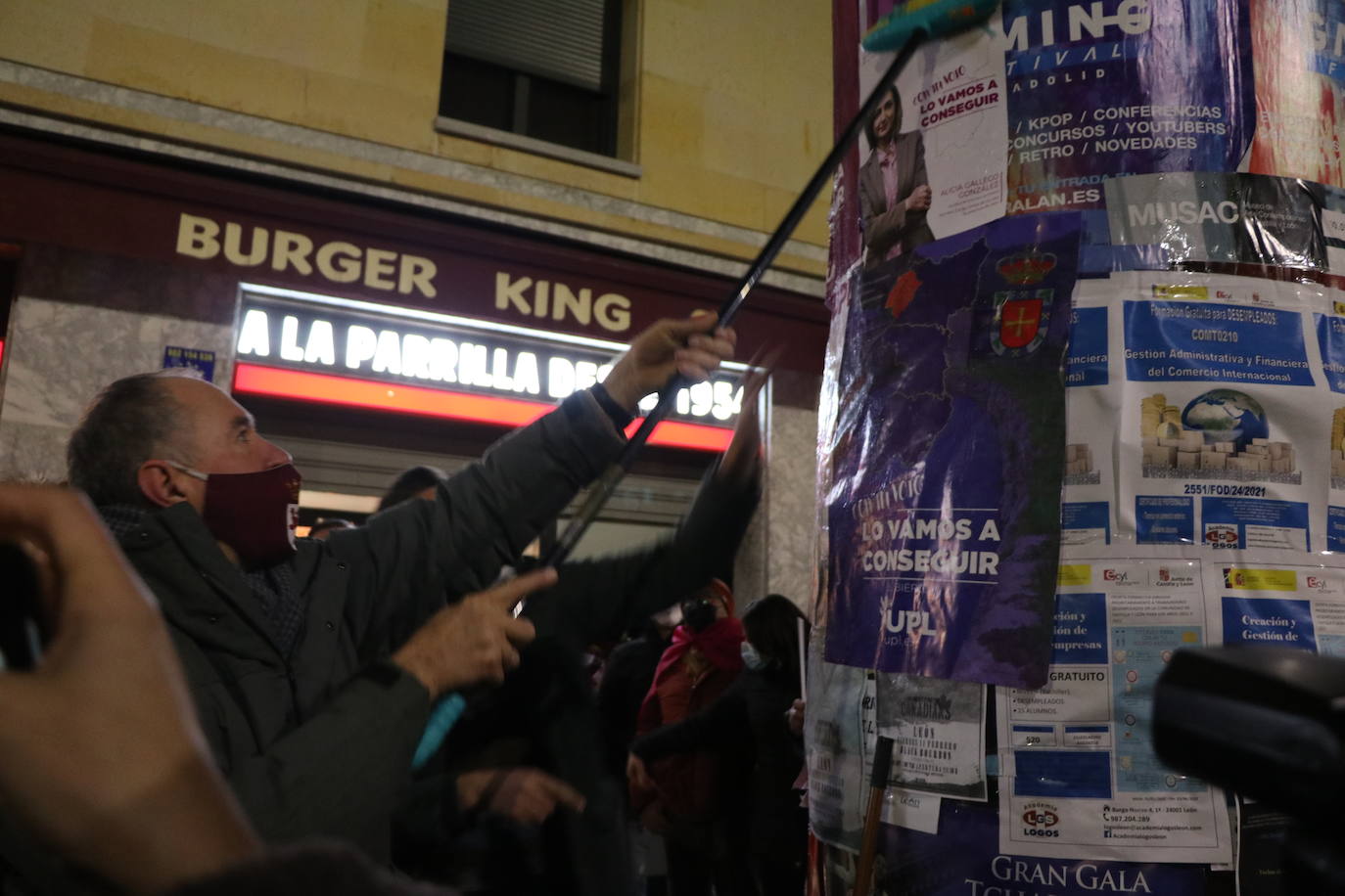 La formación leonesista arranca a medianoche la campaña electoral autonómica con al pegada de carteles.